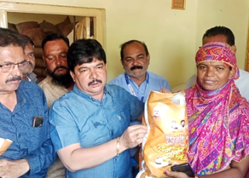 Dhule News छत्रपती शिवाजी नगर येथे आ. शाह यांच्या हस्ते आनंदाचा शिधा वाटप