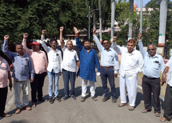 Dhule News साडेतीन हजार कोटींचे स्टॅम्प नष्ट करू नका! आम्हाला विक्री करू द्या!!