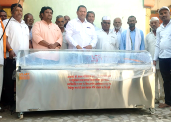 Dhule News झेडपी सदस्य संग्राम पाटील यांच्यातर्फे तीन गावांना शवपेटी