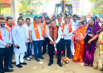 Dhule News धुळ्यात दसरा मैदानाजवळ 160 व्यापारी गाळ्यांचे काम सुरू