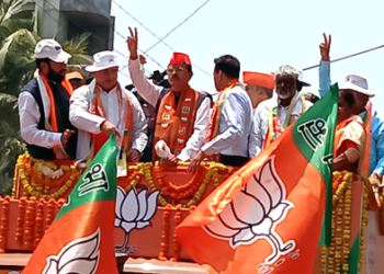 Dhule Loksabha प्रचंड शक्ती प्रदर्शनाने महायुतीचे उमेदवार डॉक्टर सुभाष भामरे यांचा उमेदवारी अर्ज दाखल