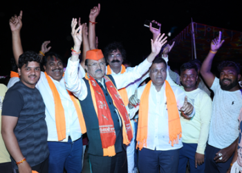 Dhule News खासदार डॉ. सुभाष भामरेंनी गडावर जाणाऱ्या भाविकांसोबत धरला नृत्याचा ठेका