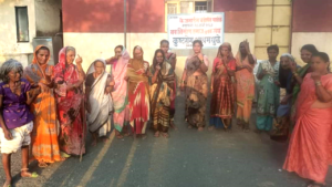 धुळे शहरात साक्री रोडवरील कुष्ठरोग आश्रमातील महिला-पुरूषांनी बजावला मतदानाचा हक्क