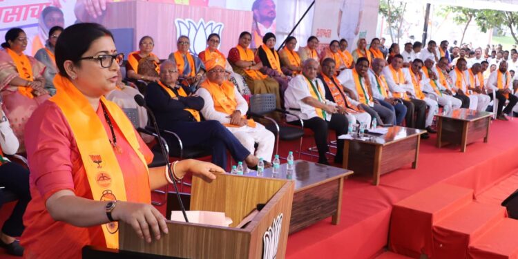 स्मृती इराणी यांनी केला आमदार अमरिशभाई पटेल, काशिराम पावरा यांच्या कार्याचा गौरव