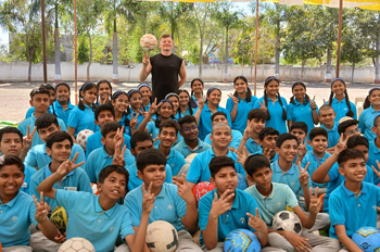 Jamie Knight जगप्रसिद्ध फुटबॉलपटू जेमी नाईट यांनी धुळ्यातील शाळकरी खेळाडुंना शिकविल्या फुटबॉलच्या वेगवेगळ्या ट्रिक्स