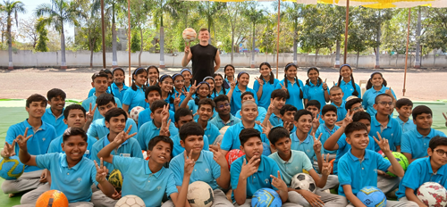 Jamie Knight जगप्रसिद्ध फुटबॉलपटू जेमी नाईट यांनी धुळ्यातील शाळकरी खेळाडुंना शिकविल्या फुटबॉलच्या वेगवेगळ्या ट्रिक्स