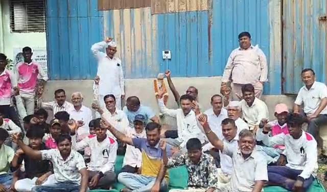 Dhule News पाण्यासाठी कापडणे ग्रामस्थांचे ‘घागर नळाला लाव’ आंदोलन